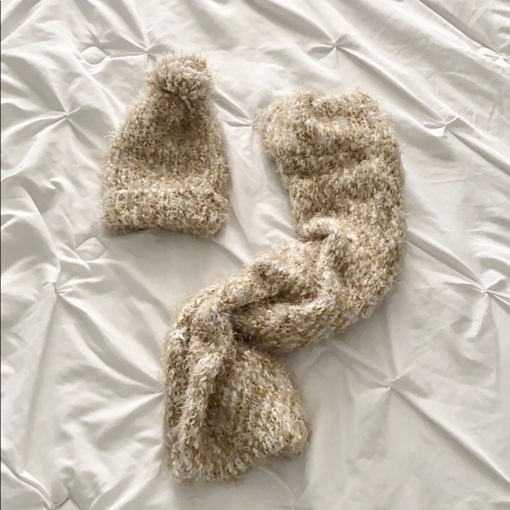 Set of beanie and scarf